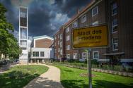 Stadt des Friedens vor dem Haus