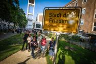 Ortsschild Stadt des Friedens