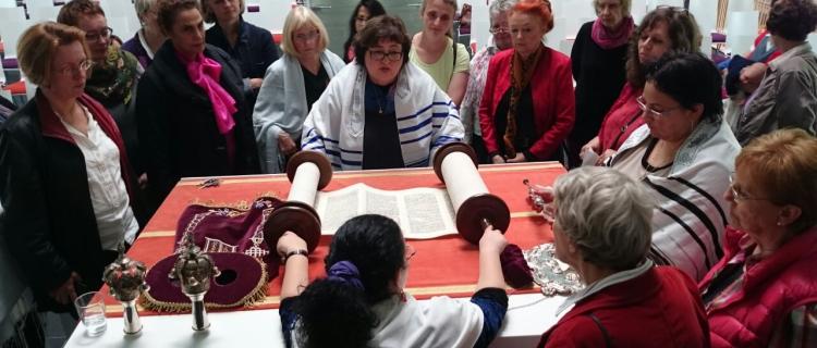 In der Gedenkhalle der Pagode dürfen Urnen 49 Tage lang bleiben, bis sie bestattet werden.